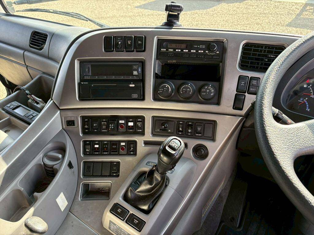 UDトラックスクオン冷蔵冷凍ウイング大型（10t）[写真22]