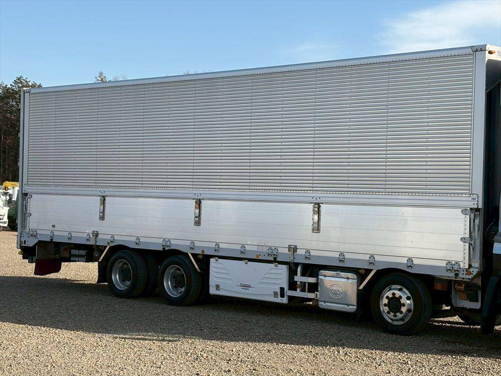 UDトラックスクオン冷蔵冷凍ウイング大型（10t）[写真05]