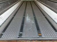 UDトラックスクオン冷蔵冷凍ウイング大型（10t）[写真09]