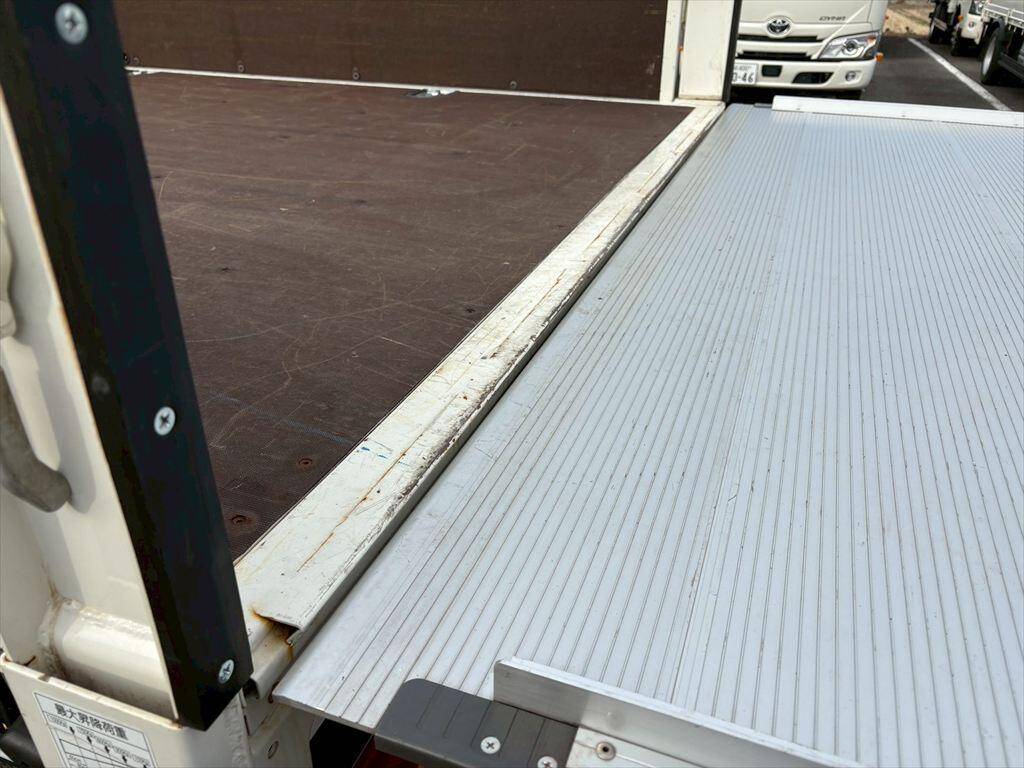 日野デュトロ平ボディ小型（2t・3t）[写真11]