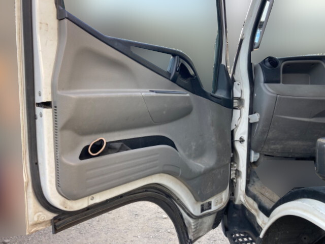 三菱ふそうキャンター平ボディ小型（2t・3t）[写真26]