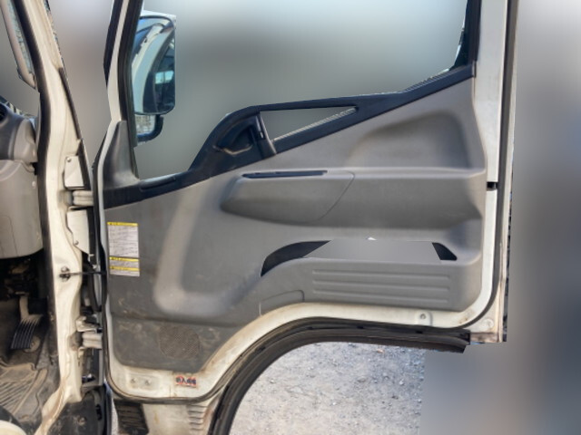 三菱ふそうキャンター平ボディ小型（2t・3t）[写真27]