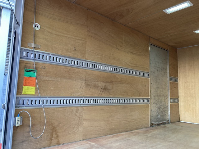 三菱ふそうキャンターアルミバン小型（2t・3t）[写真23]