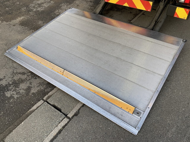 三菱ふそうキャンターアルミバン小型（2t・3t）[写真06]