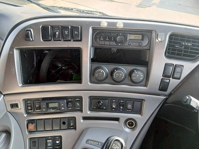 UDトラックスクオントレーラーヘッド（トラクターヘッド）大型（10t）[写真33]