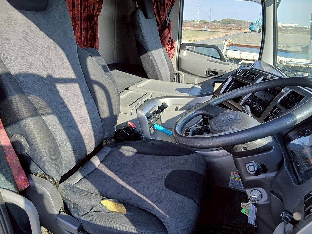 UDトラックスクオントレーラーヘッド（トラクターヘッド）大型（10t）[写真38]