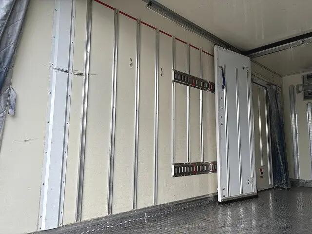 いすゞエルフ冷凍車（冷蔵車）小型（2t・3t）[写真13]