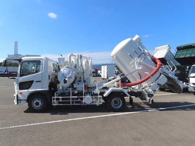 日野レンジャー汚泥吸引車増トン（6t・8t）[写真22]