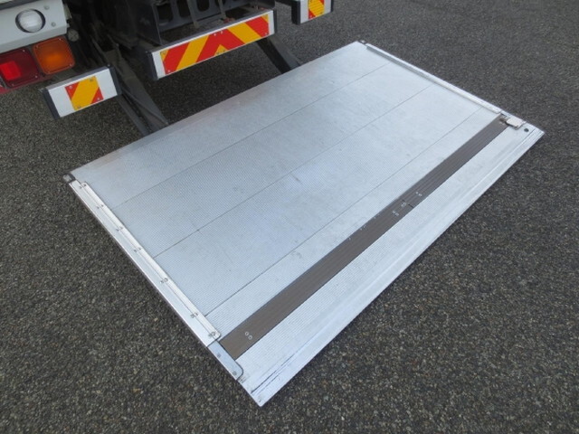 いすゞフォワードアルミバン中型（4t）[写真10]