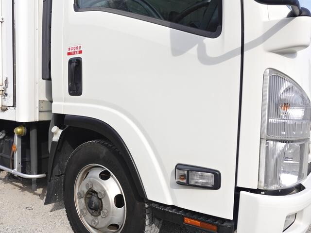 いすゞエルフ冷凍車（冷蔵車）小型（2t・3t）[写真04]