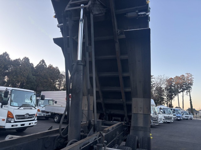 いすゞギガ深ダンプ（土砂禁ダンプ）大型（10t）[写真16]