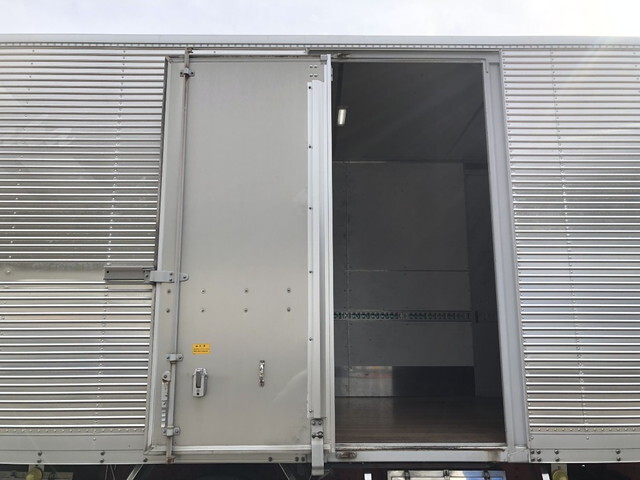 三菱ふそうファイターアルミバン中型（4t）[写真09]