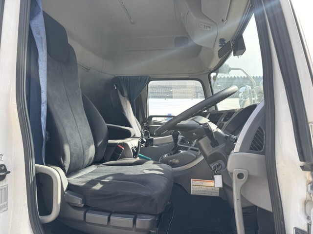 UDトラックスクオントレーラーヘッド（トラクターヘッド）大型（10t）[写真11]