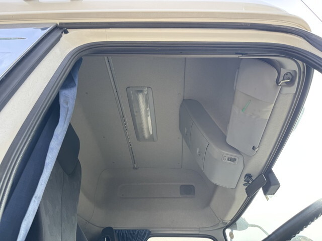 UDトラックスクオントレーラーヘッド（トラクターヘッド）大型（10t）[写真12]