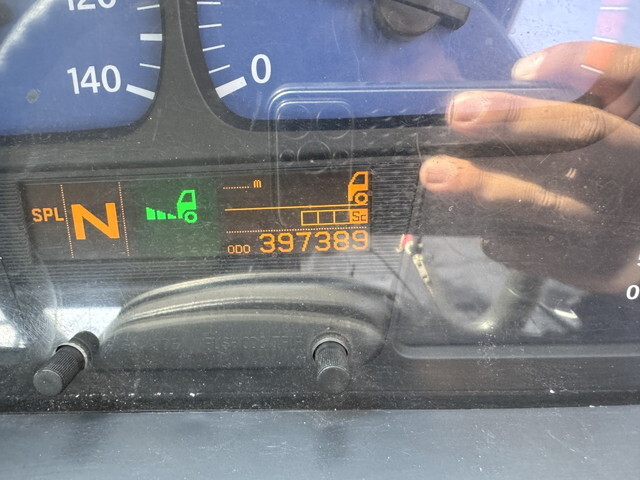 UDトラックスクオントレーラーヘッド（トラクターヘッド）大型（10t）[写真13]