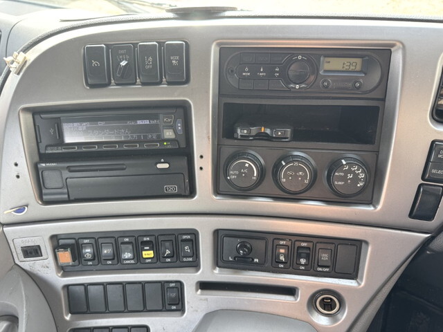 UDトラックスクオントレーラーヘッド（トラクターヘッド）大型（10t）[写真15]