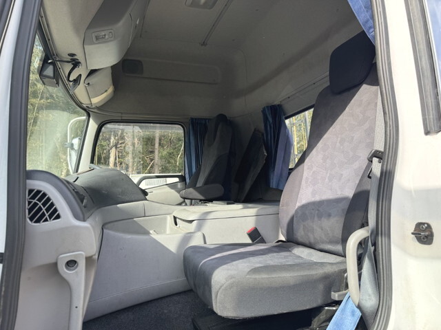 UDトラックスクオントレーラーヘッド（トラクターヘッド）大型（10t）[写真19]