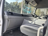 UDトラックスクオントレーラーヘッド（トラクターヘッド）大型（10t）[写真21]