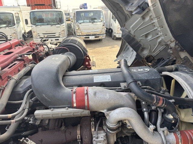 UDトラックスクオントレーラーヘッド（トラクターヘッド）大型（10t）[写真36]