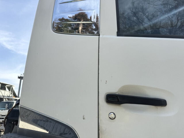 UDトラックスクオントレーラーヘッド（トラクターヘッド）大型（10t）[写真38]