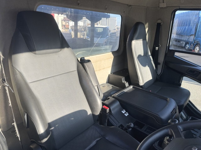 三菱ふそうファイターコンテナ専用車中型（4t）[写真08]