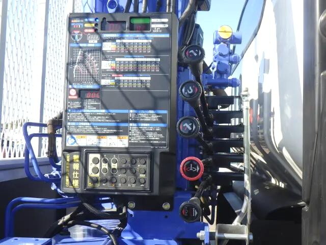 いすゞエルフセルフクレーン4段小型（2t・3t）[写真13]
