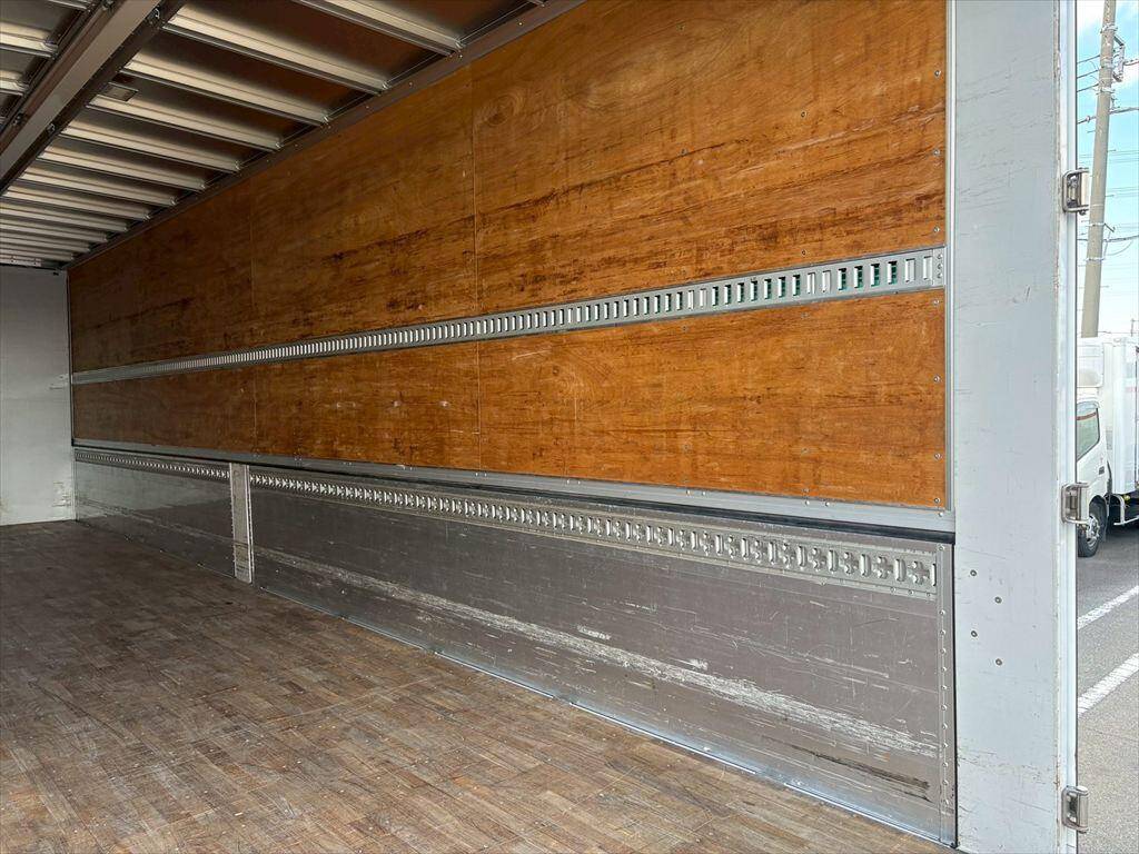 三菱ふそうスーパーグレートアルミウイング大型（10t）[写真10]