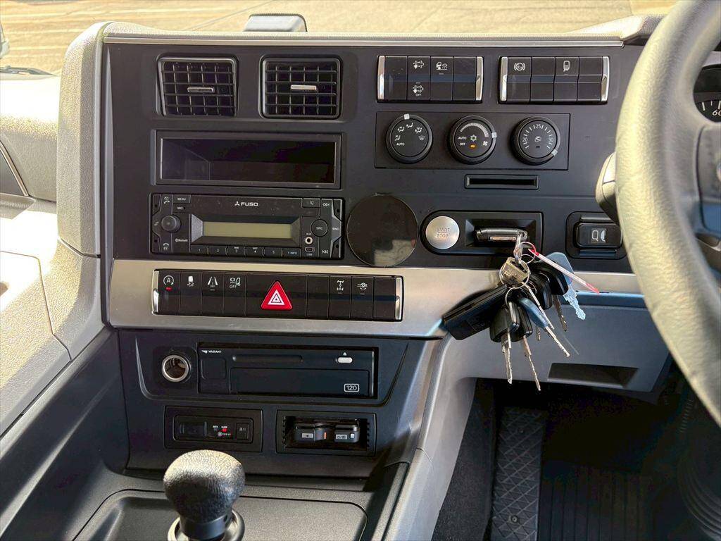 三菱ふそうスーパーグレートアルミウイング大型（10t）[写真20]