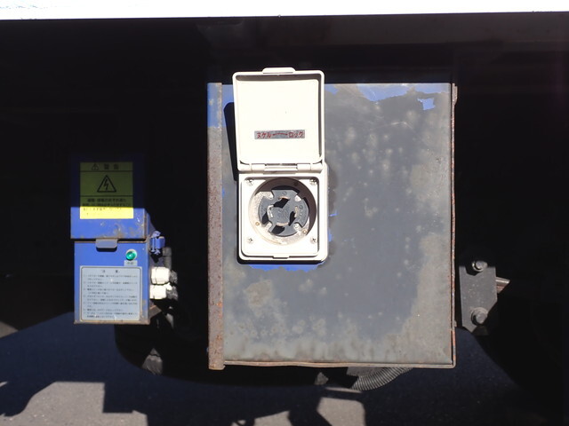 いすゞエルフ冷凍車（冷蔵車）小型（2t・3t）[写真07]