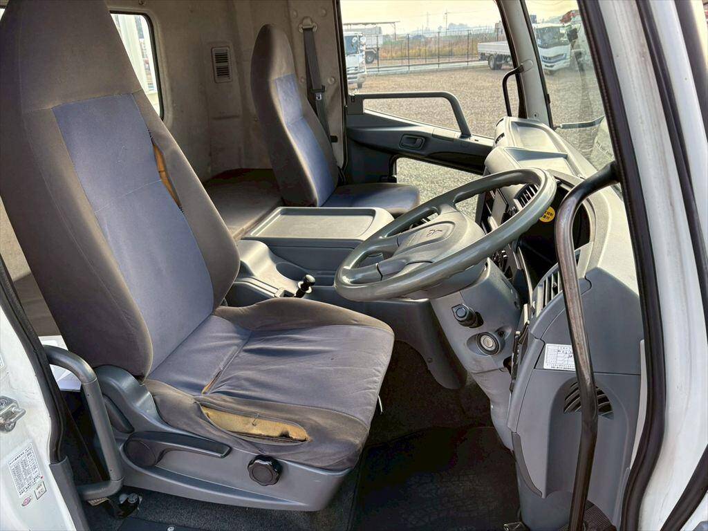 三菱ふそうファイター平ボディ増トン（6t・8t）[写真19]