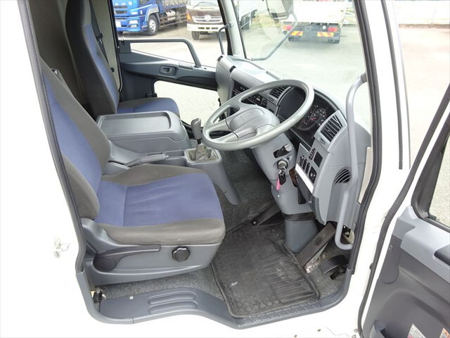 三菱ファイターアルミウイング中型（4t）[写真24]