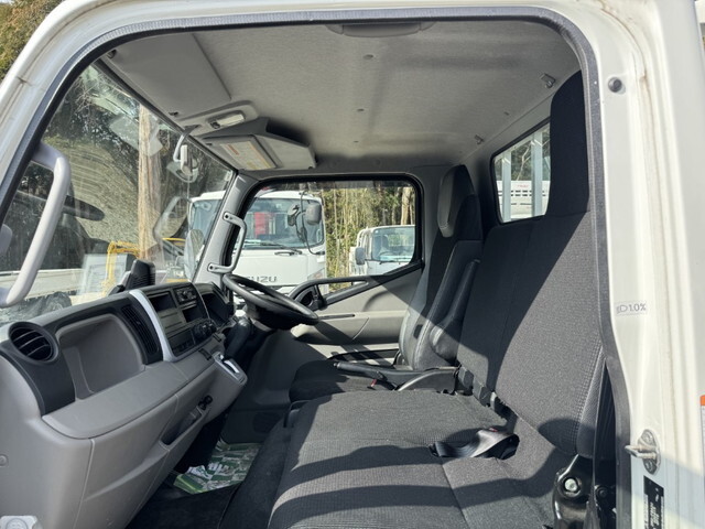 三菱ふそうキャンター平ボディ小型（2t・3t）[写真33]