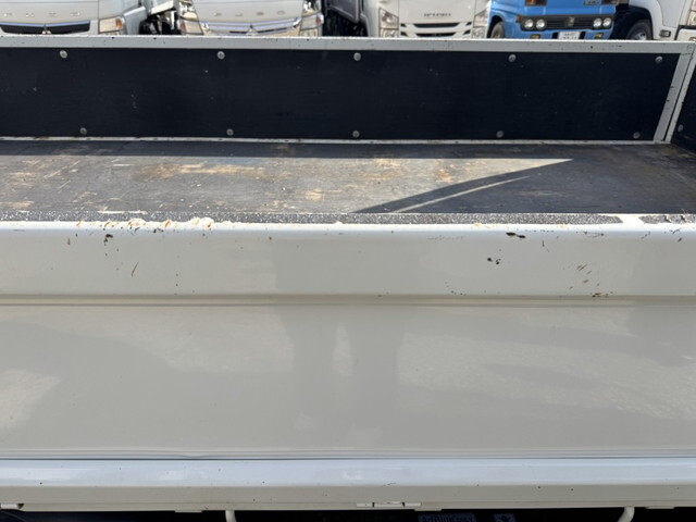 三菱ふそうキャンター平ボディ小型（2t・3t）[写真35]