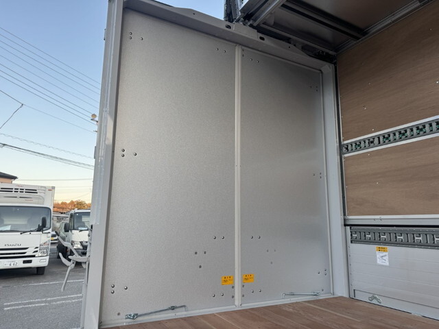 三菱ふそうキャンターアルミウイング小型（2t・3t）[写真21]