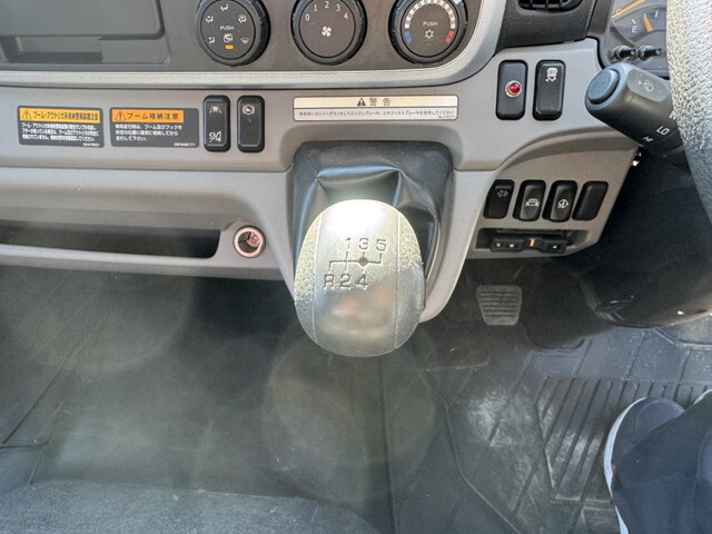 三菱ふそうキャンタークレーン4段小型（2t・3t）[写真09]