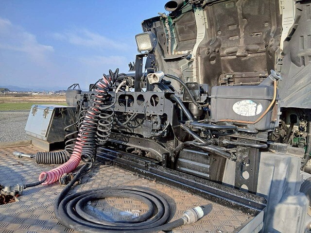 UDトラックスクオントレーラーヘッド（トラクターヘッド）大型（10t）[写真10]