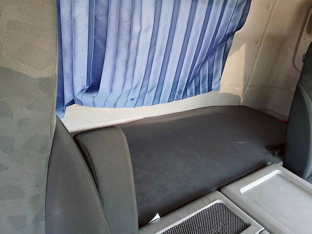 UDトラックスクオントレーラーヘッド（トラクターヘッド）大型（10t）[写真28]