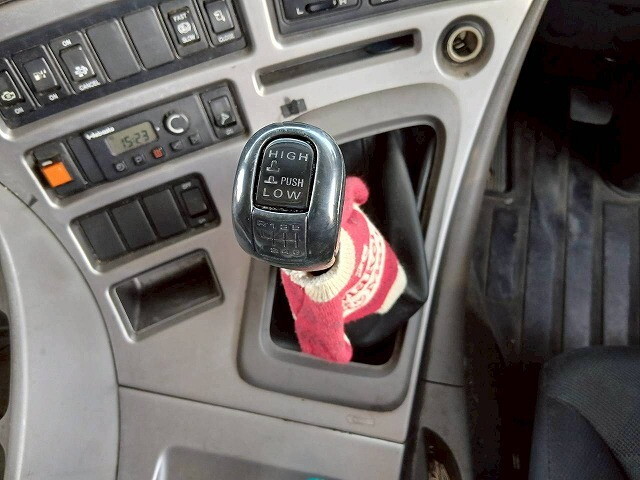 UDトラックスクオントレーラーヘッド（トラクターヘッド）大型（10t）[写真31]