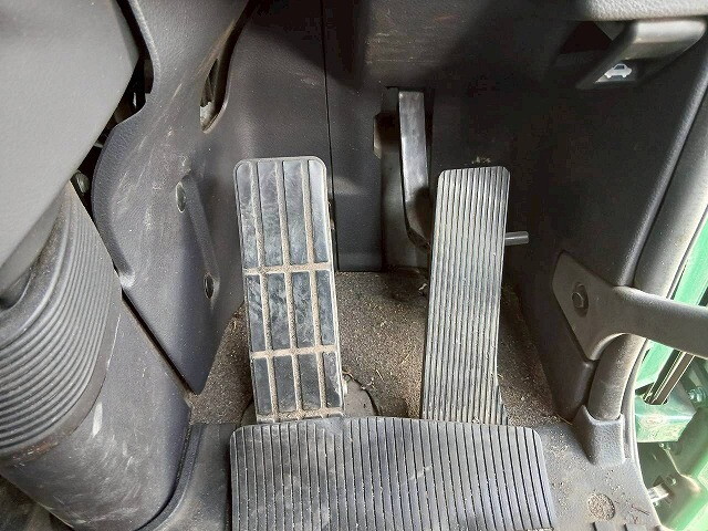 UDトラックスクオントレーラーヘッド（トラクターヘッド）大型（10t）[写真37]