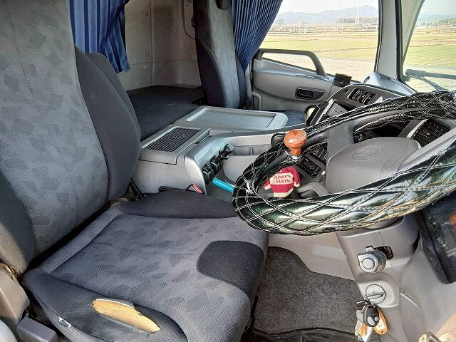 UDトラックスクオントレーラーヘッド（トラクターヘッド）大型（10t）[写真38]