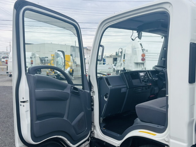 いすゞエルフ冷凍車（冷蔵車）小型（2t・3t）[写真38]