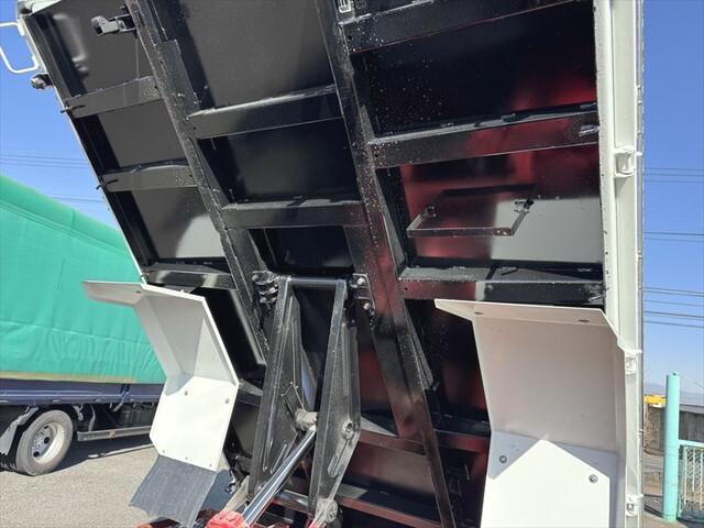 三菱ふそうキャンターダンプ・クレーン付小型（2t・3t）[写真17]