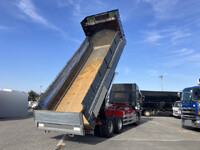 UDトラックスクオンダンプ大型（10t）[写真14]