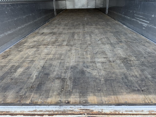 いすゞギガアルミウイング大型（10t）[写真22]