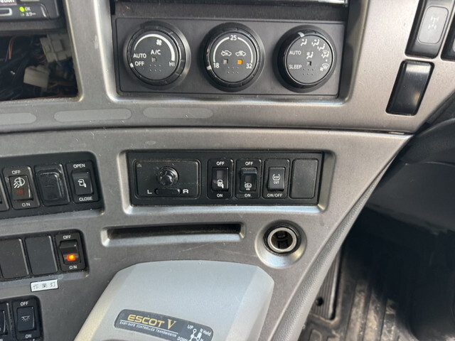 UDトラックスクオンアルミウイング大型（10t）[写真24]