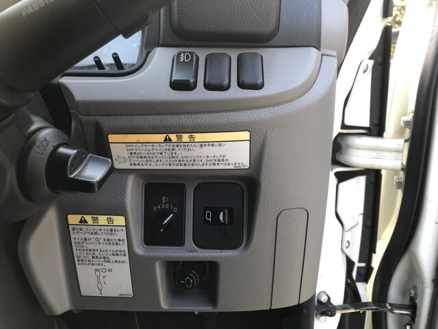 三菱ふそうキャンター平ボディ小型（2t・3t）[写真11]