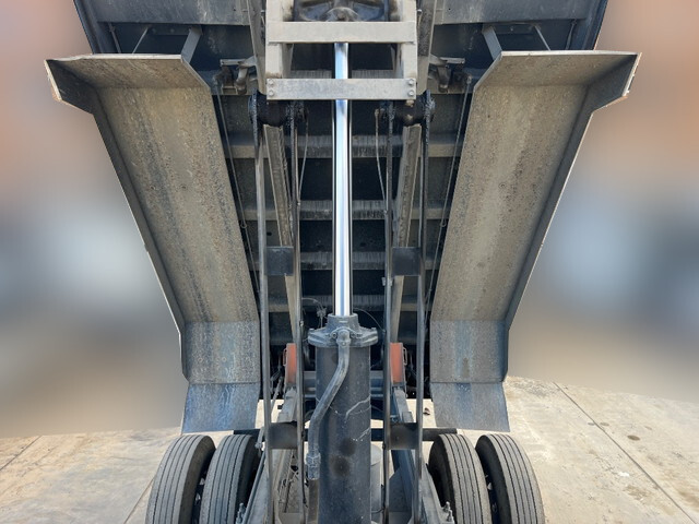 UDトラックスクオンダンプ大型（10t）[写真13]