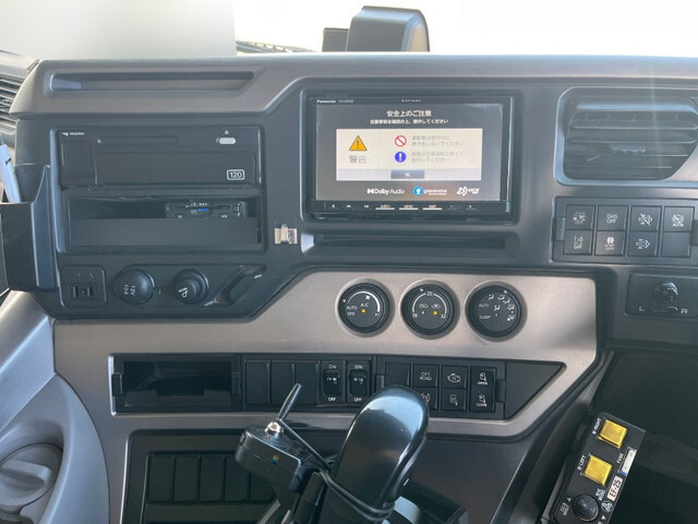 UDトラックスクオンダンプ大型（10t）[写真32]