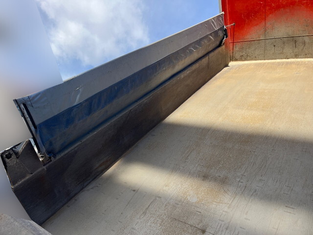 UDトラックスクオンダンプ大型（10t）[写真09]