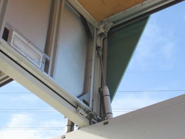 UDトラックスクオンアルミウイング大型（10t）[写真18]